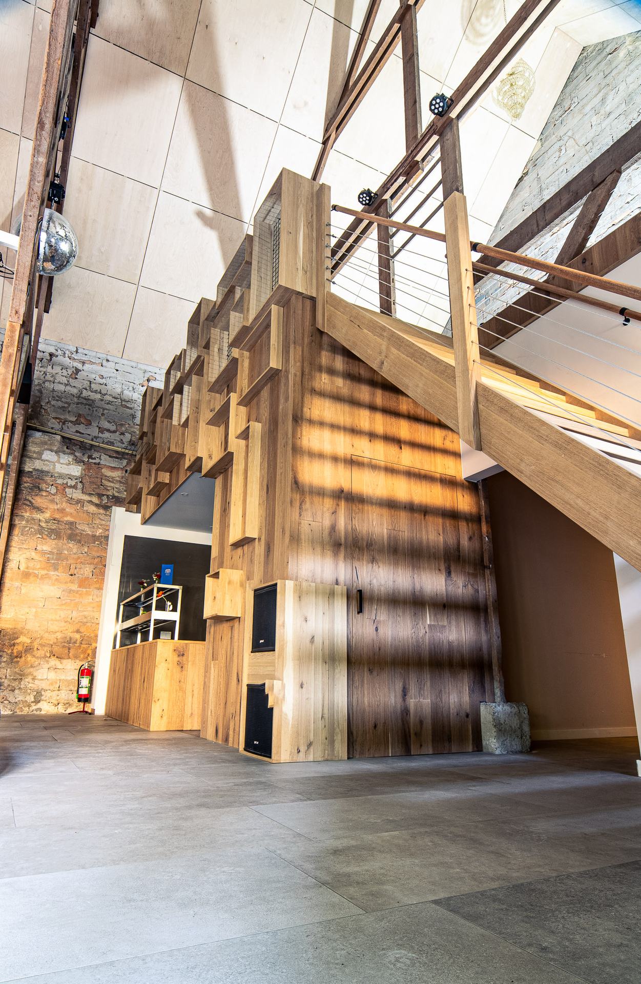 De feestzaal met de nieuwe trap