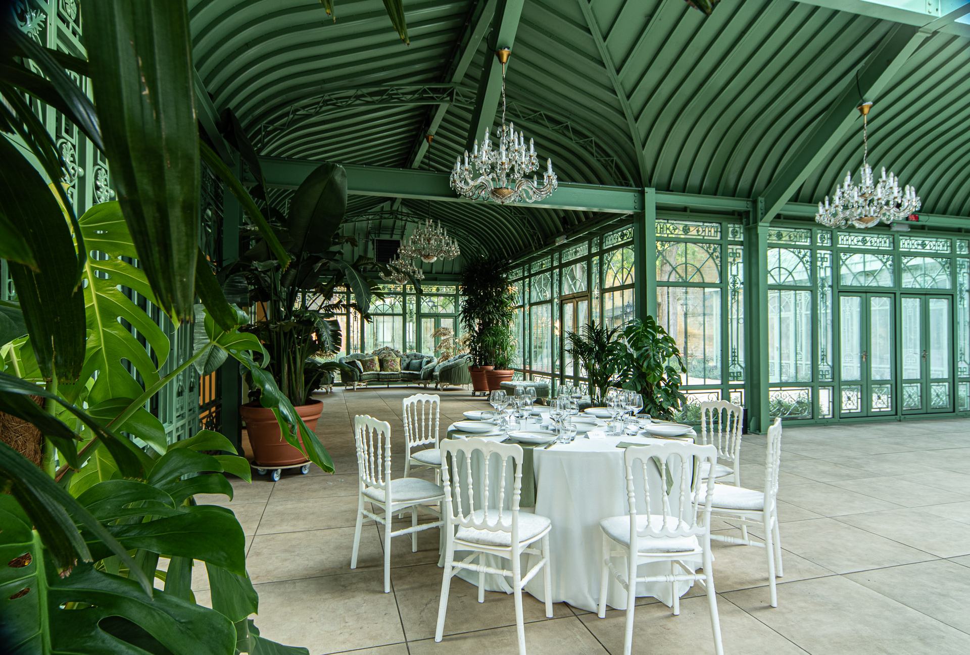 De grote stalen orangerie, ingericht voor een diner
