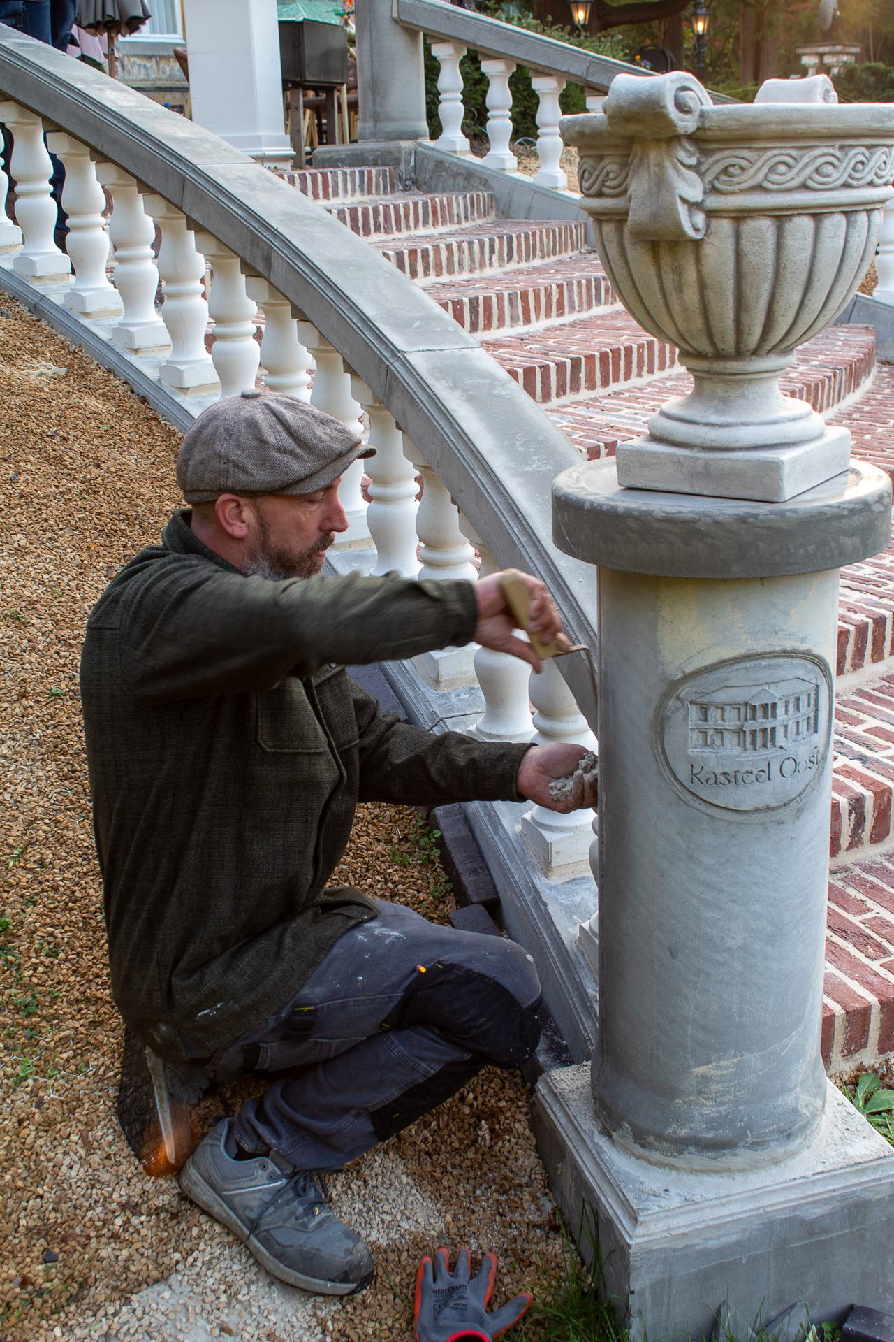 Remco aan het werk aan de balustrade van de kasteeltrap