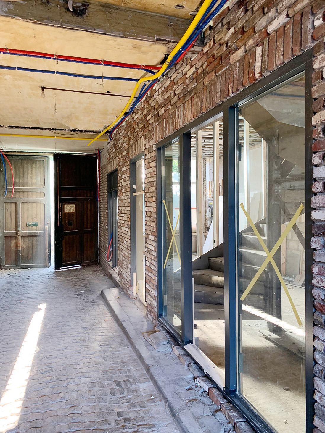 Tijdens: de achtergevel open