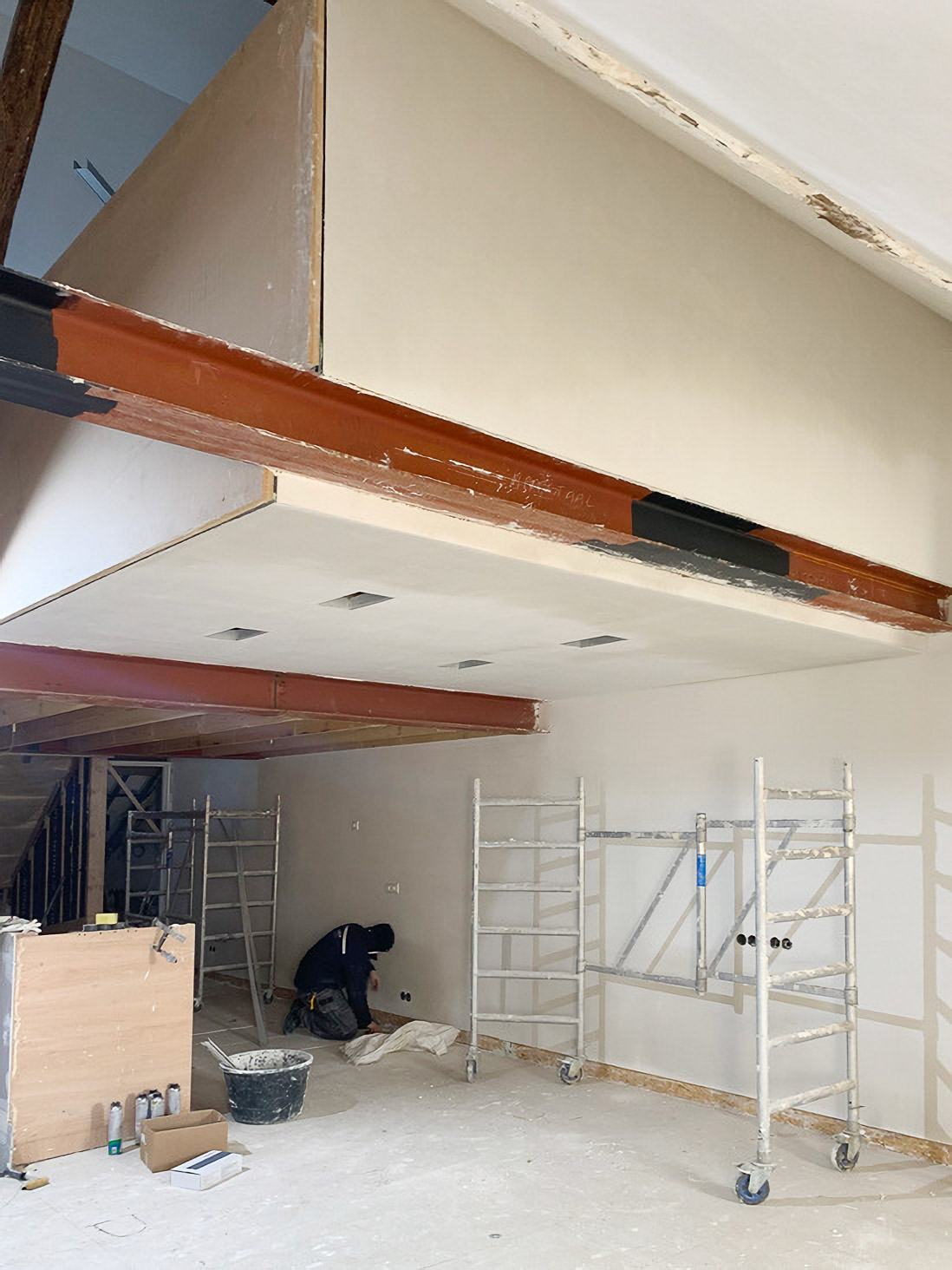 Staalwerk en steiger binnen